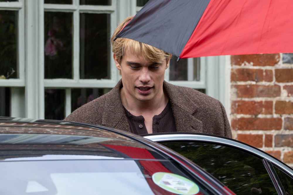 狼叔《绵羊侦探团》曝路透 金发妮蔻首次现身片场