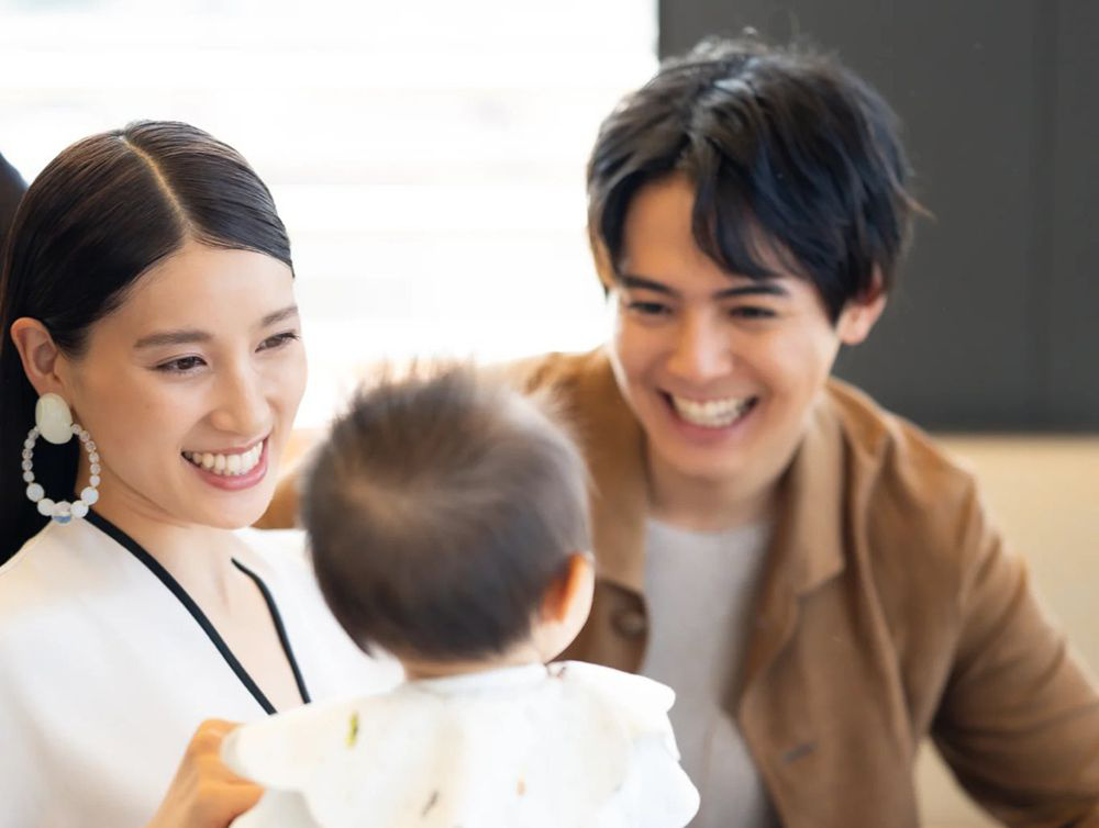 片寄凉太、土屋太凤全家福首曝光 画面温馨甜蜜