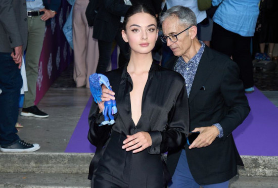 贝鲁奇爱女现身《头脑2》马德里首映 为丧丧献声