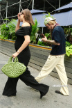 海莉身穿蕾絲連體衣性感出街 比伯愛上法式瑪麗珍