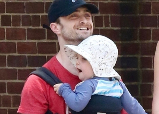 儿子颜值曝光！“哈利·波特”丹尼尔和女友遛娃