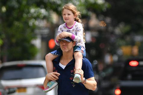 瑞安·雷诺兹带女儿出街 将携新片《死侍3》来华