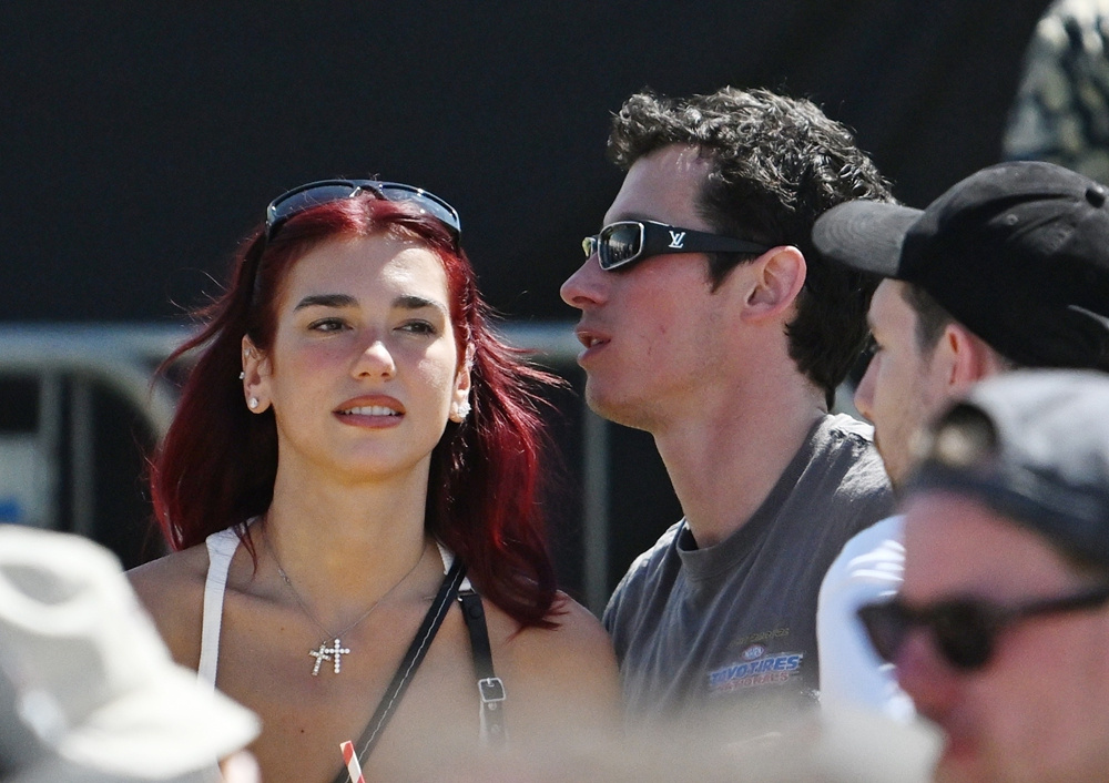 持续热恋中！啪姐和卡哥亮相格拉斯顿伯里音乐节