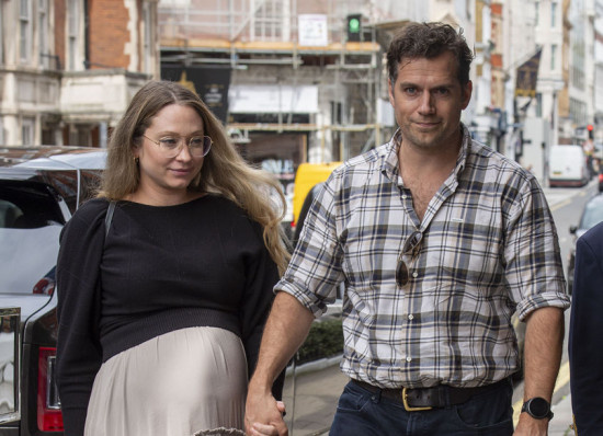 爹味儿好浓!亨利·卡维尔出街 紧牵孕晚期女友