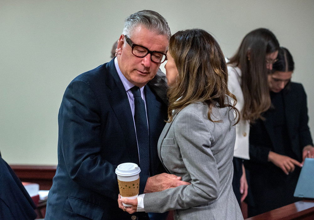 亚历克·鲍德温误杀案3年后获撤销 夫妻俩喜极而泣