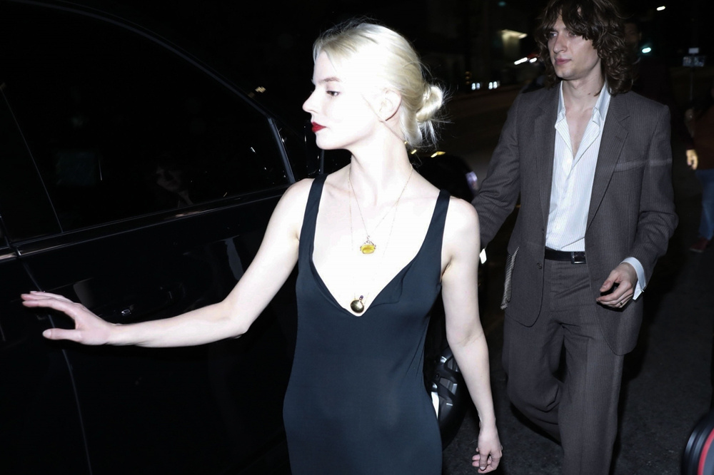 超养眼!安雅·泰勒-乔伊和爱夫参加好友生日派对