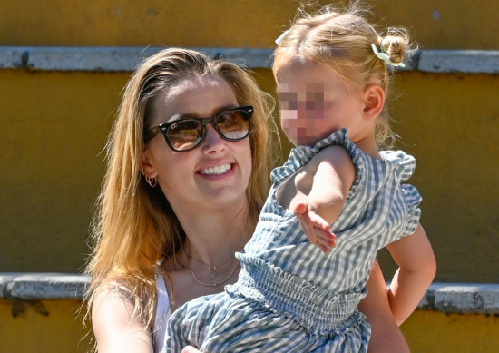 德普前妻艾梅伯·希尔德带女儿逛动物园享亲子时光