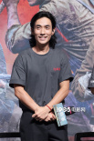 《志愿军：存亡之战》首映 朱一龙辛柏青张子枫一家“团聚”