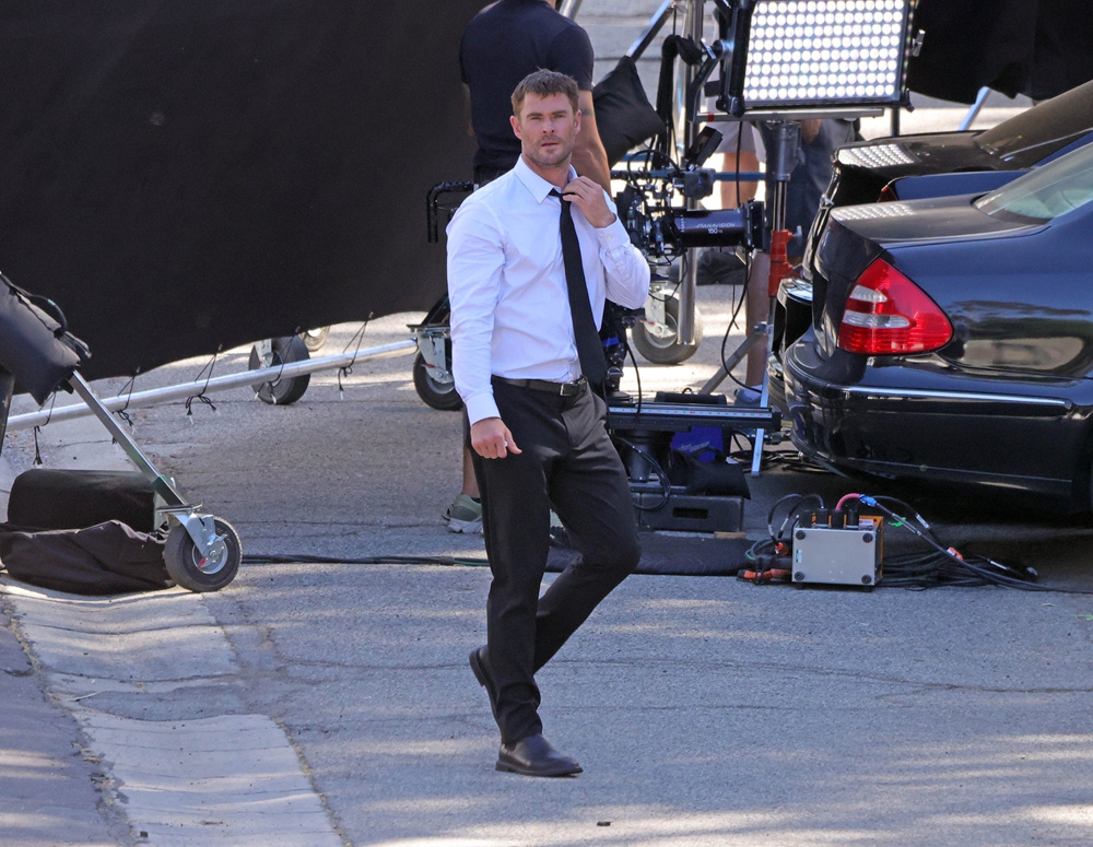 最帅持枪抢劫犯!锤哥马克叔《犯罪101》曝路透