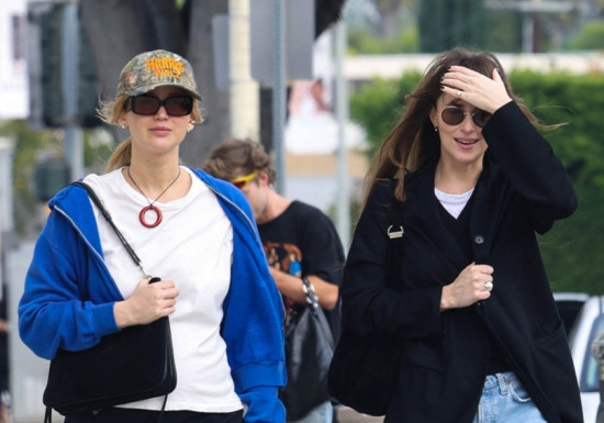 詹妮弗·劳伦斯的孕期生活！和达妹逛街有说有笑