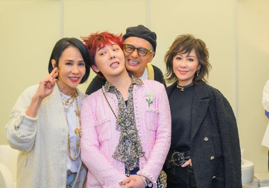 好耀眼！权志龙时隔9年再合照周润发 同框刘嘉玲