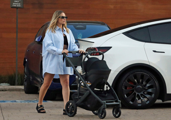 辣妈玛格特·罗比上演下衣失踪 和爱夫带儿子外出