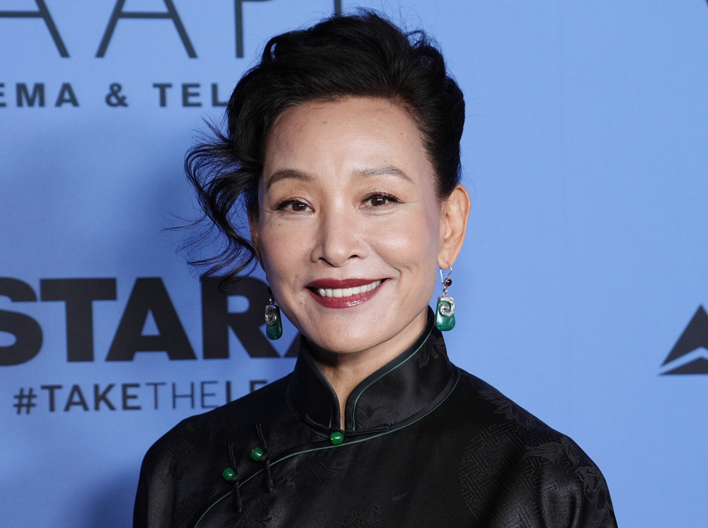 陈冲获得终身成就奖 穿黑色旗袍展现东方女性韵味