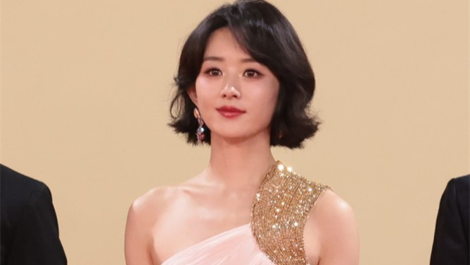 赵丽颖亮相第37届金鸡奖红毯 粉裙短发温柔大方