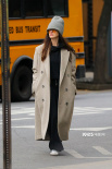 安妮·海瑟薇现身街头 穿双排扣长款风衣潇洒随性