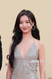 李庚希亮相金雞紅毯 成首位“00后”金雞獎最佳女主角