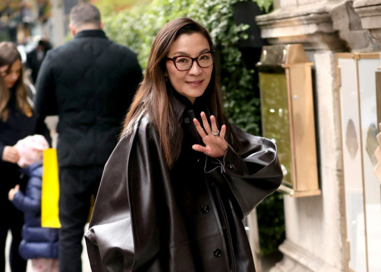 上班OOTD！杨紫琼现身伦敦 穿廓形皮衣知性干练