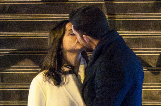 安娜·德·阿玛斯新恋情！与古巴主席继子街头热吻