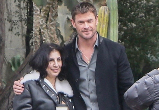 锤哥《犯罪101》曝路透!拍戏间隙和影迷亲密合照