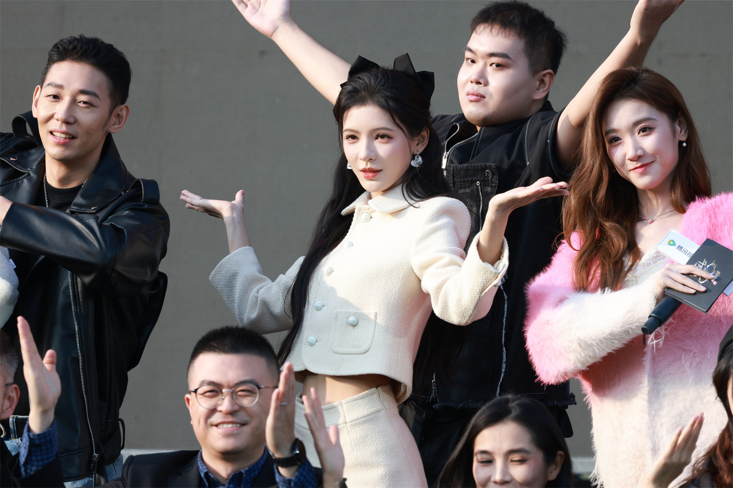 张予曦亮相新剧集宣传活动 小香风短裙优雅可爱!