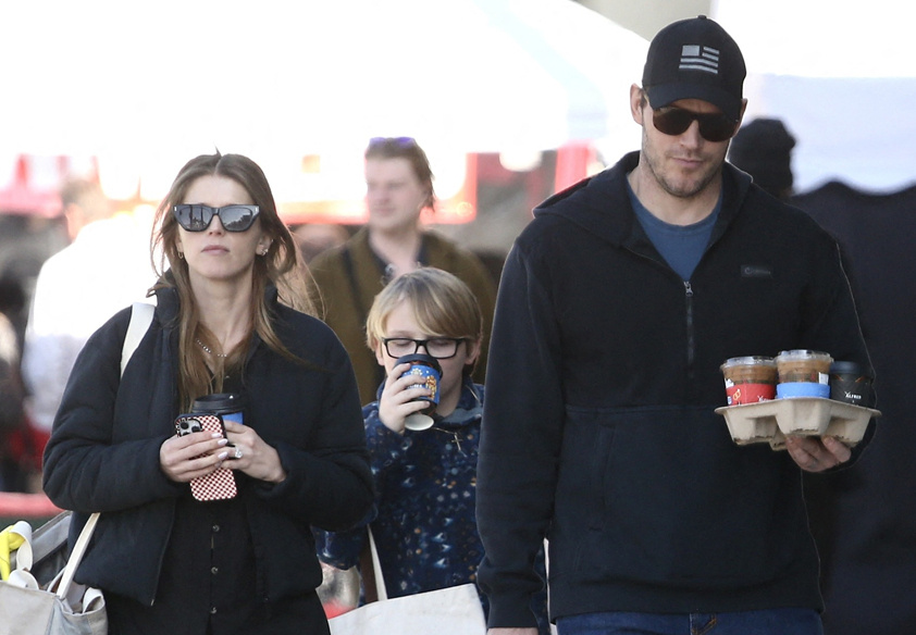 星爵爱妻三胎卸货!夫妻俩带大儿子现身农贸市场