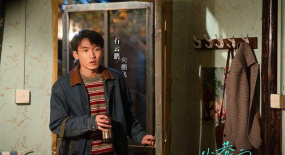 《小巷人家》向鹏飞成最出彩配角，他才是关晓彤真青梅竹马