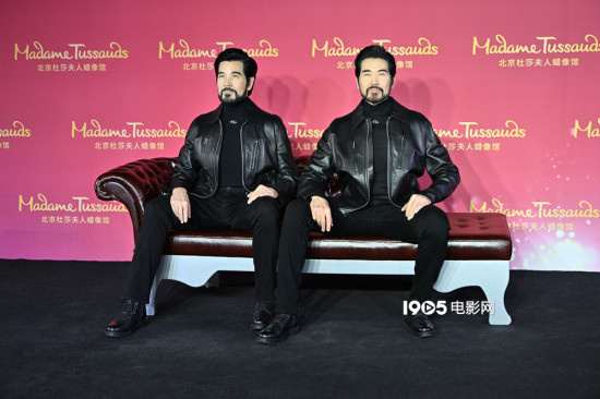 费翔入驻北京杜莎夫人蜡像馆 献吻10后粉丝表感谢