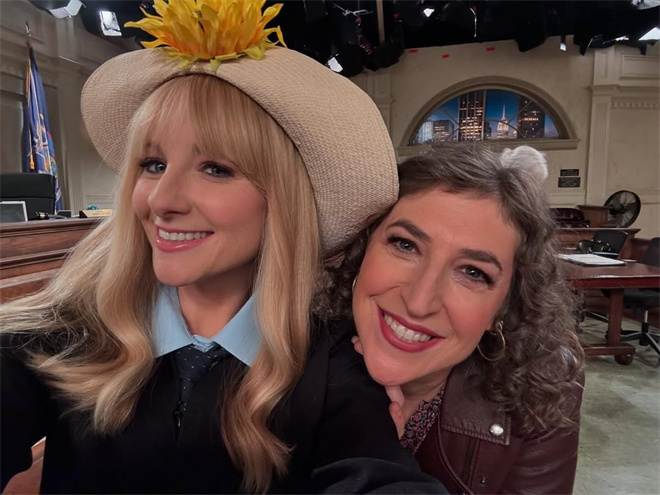 剧迷尖叫!《生活大爆炸》艾米、伯纳黛特重聚亮相