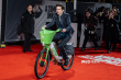 甜茶骑共享单车现身《无名小辈》首映 违规停车被罚款
