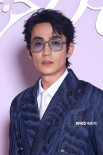 生圖直擊！孔劉、朱一龍、王嘉爾、王鶴棣巴黎時(shí)裝周