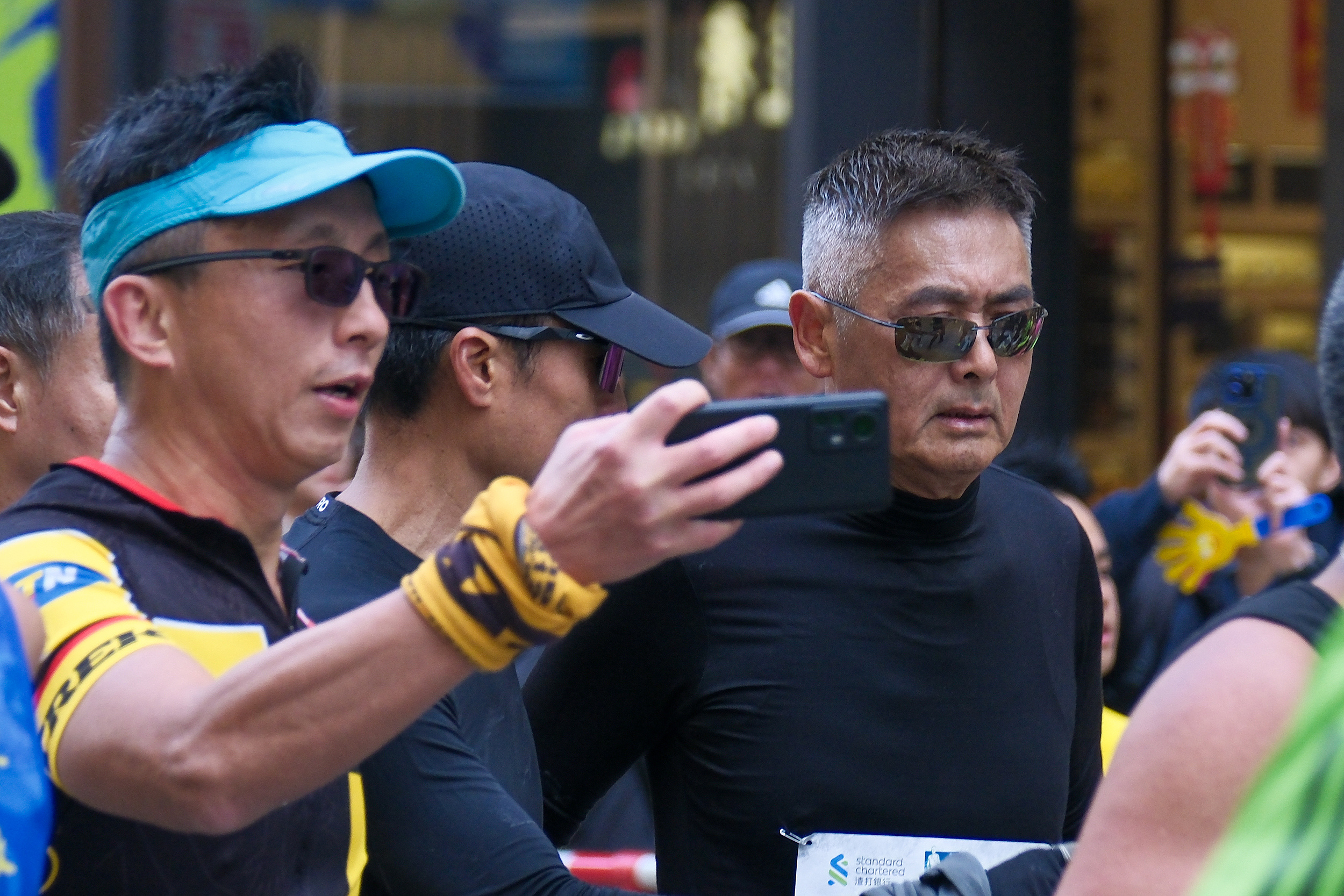 69岁周润发参加半马马拉松 提速1分半顺利完赛！