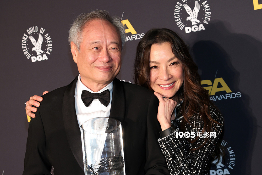 李安获美国导演工会终身成就奖 杨紫琼为其颁奖！