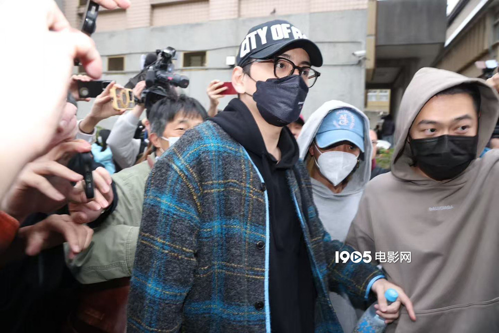 最新画面！王大陆逃兵役被捕 交保15万后离开警厅