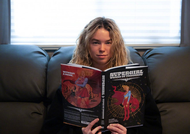 《超女：明日之女》曝剧照 米莉·阿尔柯克亮相！