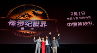 《侏罗纪世界：重生》中国首映礼 斯嘉丽红裙亮相