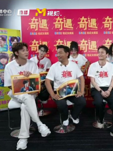 贾冰 王皓相互模仿标志性动作