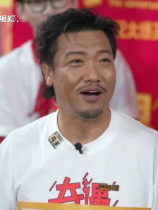 贾冰说看到自己粉色头发造型还真有点爱上自己了