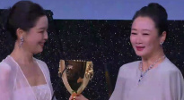辛芷蕾獲威尼斯電影節(jié)最佳女演員 趙濤為其頒獎(jiǎng)
