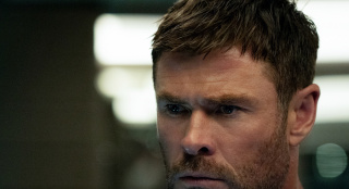 《犯罪101》曝剧照 锤哥、哈利·贝瑞、马克叔主演