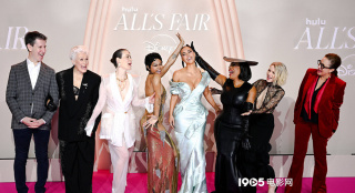 堪比时装周!金·卡戴珊主演《诉讼女王》巴黎首映