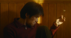 《狂野时代》曝“嗅觉”篇章预告 易烊千玺变身“骗子”大叔