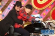 张菲娇羞搂腰环抱周杰伦 力挺周董主持Mr.J频道