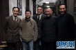 众演员与导演合影