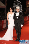 蔡康永头戴鸟笼造型奇特 携手白裙小S亮相红毯