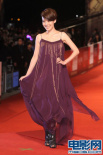 李康宜紫色吊带长裙气质高贵 微笑亮眼大秀美肩