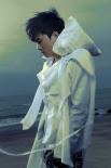张杰白色斗篷浪漫看海