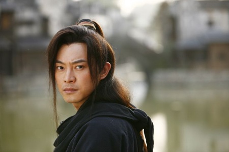 沙溢尽显黑衣大侠风范