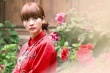 柳巖紅裙顯古典韻味
